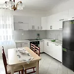 Vlora Ar - Spacious Cozy Apartment